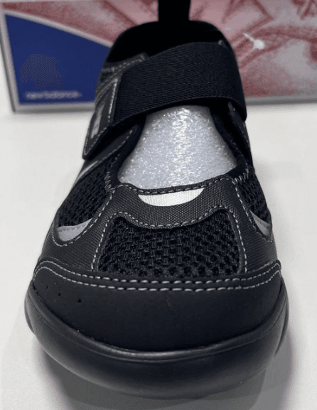 세련된 디자인: 군더더기 없이 깔끔한 디자인이 정말 마음에 들어요. 뉴발란스 로고가 포인트로 들어가 있어 고급스러운 느낌까지 더해줍니다.