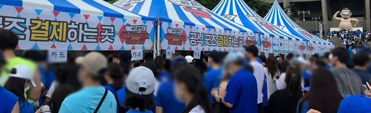 실제로 입어보니 생각보다 더 예뻤어요! 😍 쨍한 블루 컬러가 얼굴을 화사하게 만들어주는 효과가 있더라구요. (조명 아래에서는 더 예쁠 것 같아요! 💡) 양면 DD 디자인도 유니크해서 시선을 사로잡는 느낌이었어요.