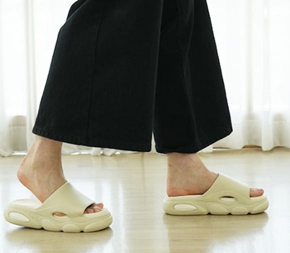 라이프란스 발편한 족저근막염 슬리퍼는 족저근막염 완화와 층간소음 감소에 초점을 맞춘 기능성 실내화입니다.